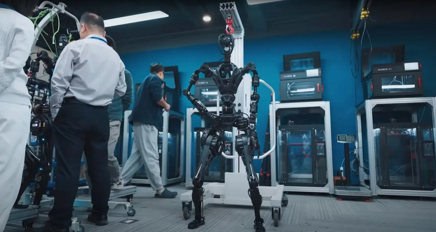 Çin'de insansı robot seri üretime başladı 1 Cin insansi robot seri uretimi